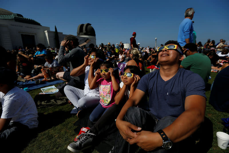 Des millions d'Américains ont observé lundi, à travers des lunettes de protection ou au téléscope, la première éclipse solaire totale qui a traversé les Etats-Unis d'une côte à l'autre depuis près d'un siècle. /Photo prise le 21 août 2017/REUTERS/Mario Anzuoni