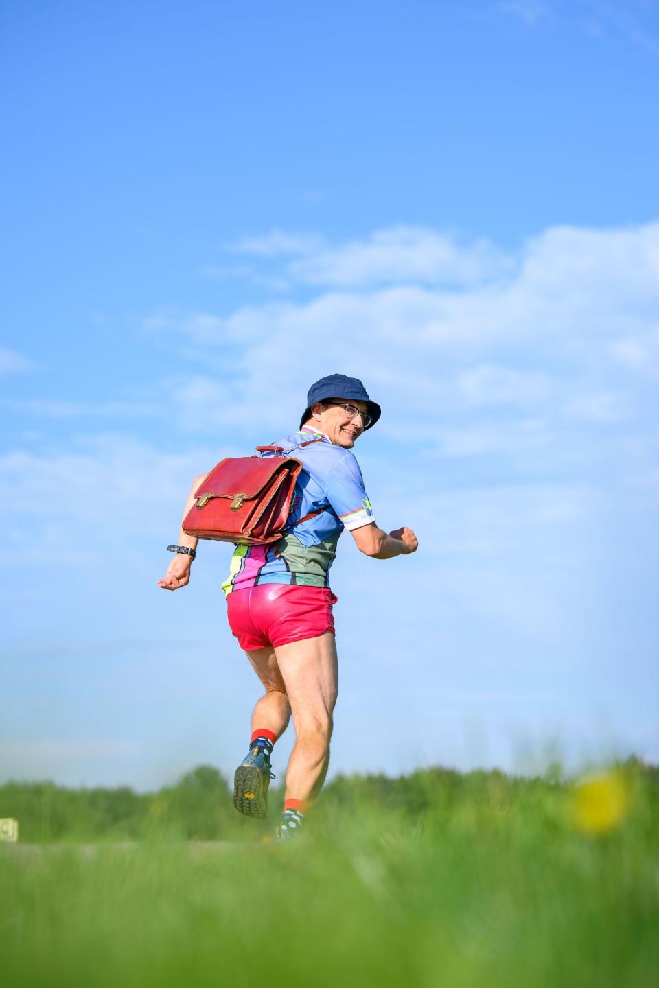 "Keine Qual ohne Belohnung!" - Nach diesem Motto gönnte sich Marathon-Sammler Wigald Boning auch schon mal eine Schweinshaxe im Biergarten - nach dem Lauf, versteht sich. (Bild: Joerg Koch / GRAEFE UND UNZER VERLAG GmbH)