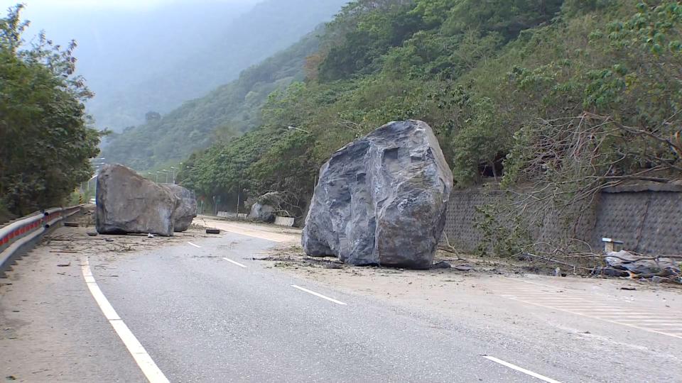 ▼石頭從山壁滾下來。（圖／東森新聞）