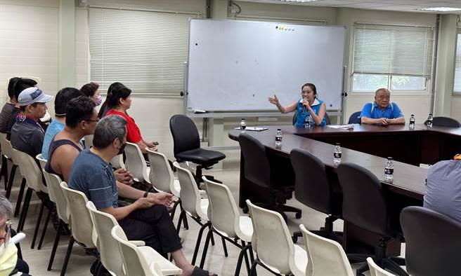 國民黨台北市議員應曉薇8日於第一果菜及魚類批發中繼市場，替改建案工地附近的居民召開協調會，呼籲施工單位與北農應該重視居民權益。（丁上程攝）