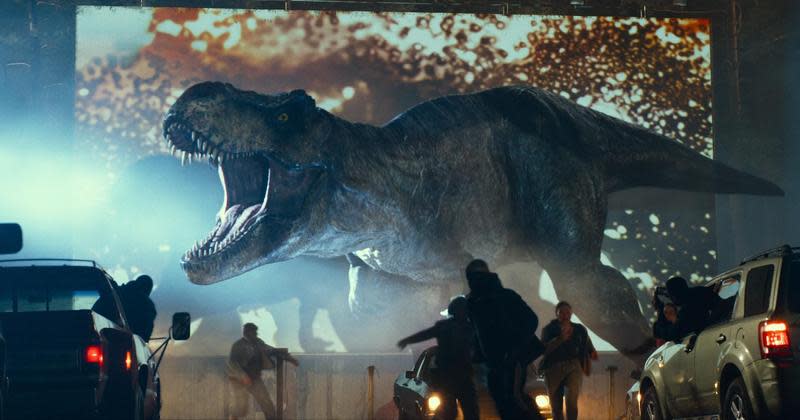 雖然可能沒人會注意，但從《侏羅紀公園》開始，每次都是同一頭暴龍在橫行地表，堪稱貫穿該系列電影的巨星。（UIP提供）