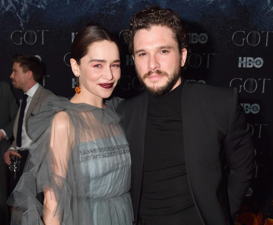 Dans <em>Game of Thrones, </em>une relation passionnelle voit le jour entre Daenerys Targaryen et Jon Snow. Ce qui n’était absolument pas le cas entre leurs interprètes en coulisses. Interrogé par le <em>Daily Mail</em> en avril 2019, Kit Harington se confie sur la difficulté à embrasser Emilia Clarke à l’écran : "<em>Emilia et moi sommes meilleurs amis depuis plus de sept ans, et au moment où nous avons dû nous embrasser, ça avait l'air bizarr</em>e". L’autre raison de ce malaise s’explique par le fait que sa compagne Rose Leslie, qui prêtait ses traits à Ygritte dans la série, est elle aussi très proche de sa partenaire. "<em>Emilia, Rose et moi sommes de bons amis, alors même si vous êtes acteur et que c'est votre job, il y a quelque chose d'étrange quand vous allez dîner tous les trois après avoir eu une scène de baiser le jour même</em>", ajoute le comédien. <em>(Photo by Jeff Kravitz/FilmMagic for HBO via Getty Images)</em>