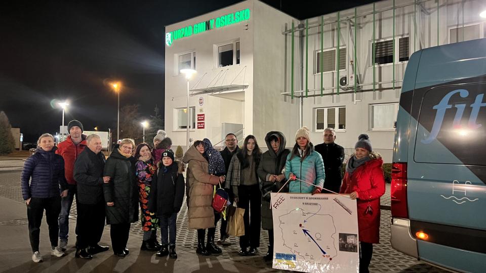 A group of refugees and host families at the hotel