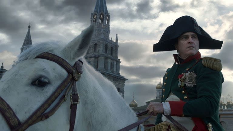 Joaquin Phoenix interpreta a un emocionante Napoleón en la última película de Ridley Scott.