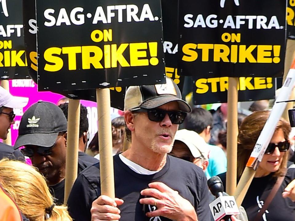 Kevin Bacon schloss sich dem Streik in New York City an. (Bild: Getty/Raymond Hall/GC Images)