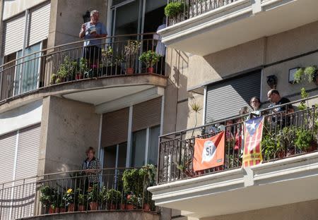 Residents bang pots on their balconies after Spain's Prime Minister Mariano Rajoy announcewd he would curb the powers of the parliament of Catalonia, sack its government and call an election within six months in a bid to thwart a drive by the autonomous region to breakaway from Spain, in Barcelona, Spain, October 21, 2017. REUTERS/Enrique Calvo