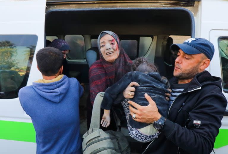 Los heridos en Gaza, incluidos niños, son trasladados al Hospital de los Mártires de Al-Aqsa para recibir tratamiento tras un ataque israelí en Deir al Balah