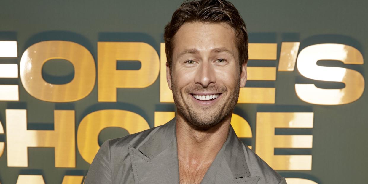 glen powell attends the 2024 peoples choice awards held at barker hangar santa monica, california