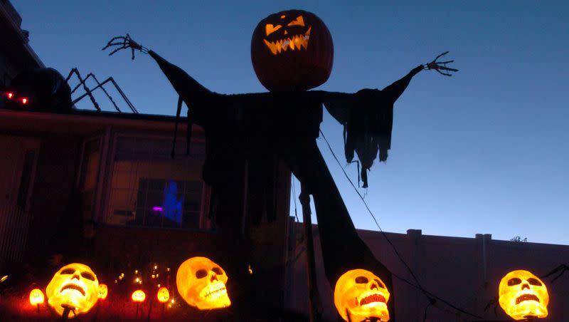 Halloween decorations at the home of David and Michele (cq’ed) Slack in Lehi, Utah Wednesday October 6, 2004.