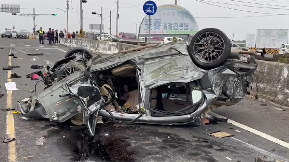 車輛已經被撞到看不出原型。（圖／東森新聞）