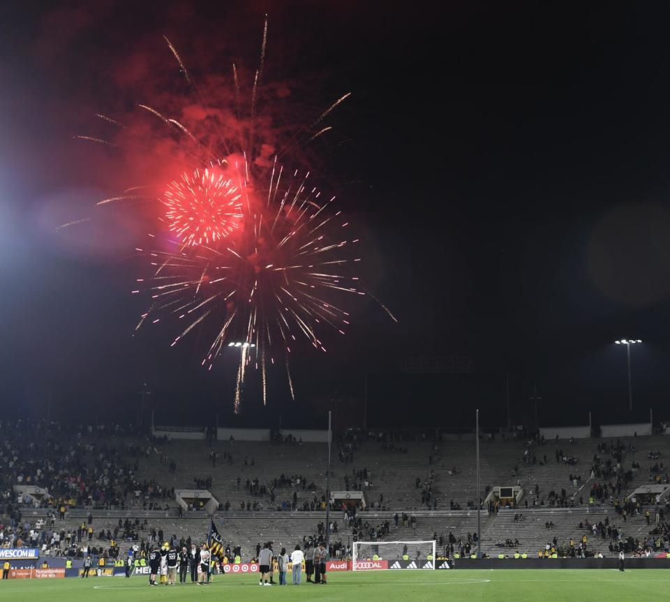 Fuegos artificiales después del partido de LA Galaxy contra