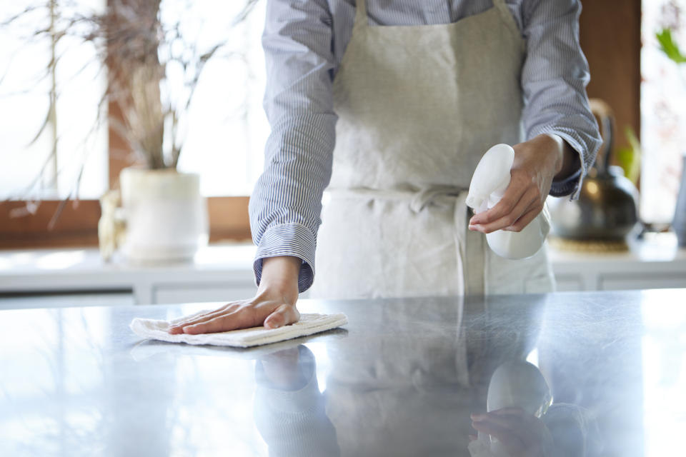 Schnell Flächen in der Küche reinigen? Kein Problem mit dem Trocknertuch (Symbolbild: Getty Images)