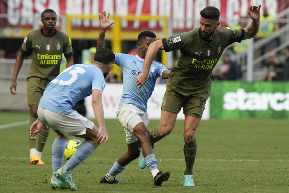 Olivier Giroud del AC Milan pelea por el balón con Marcos Antonio de la Lazio en el encuentro de la Serie A el sábado 6 de mayo del 2023. (AP Foto/Luca Bruno)