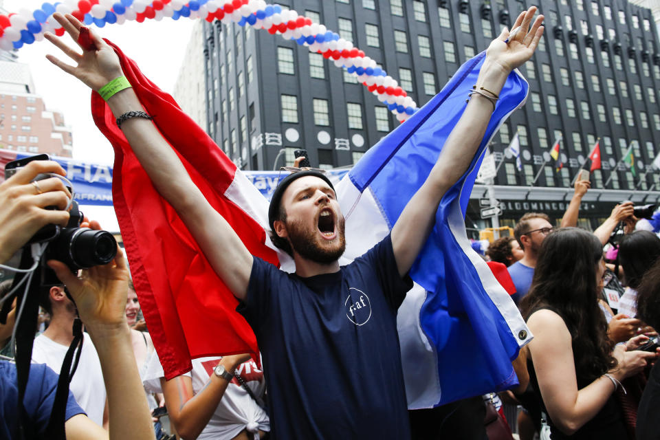 <p>Allez les Bleus, alleeez les Bleus, alleeeeeeez! </p>