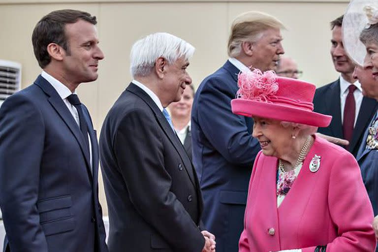 Macron junto a Isabel II