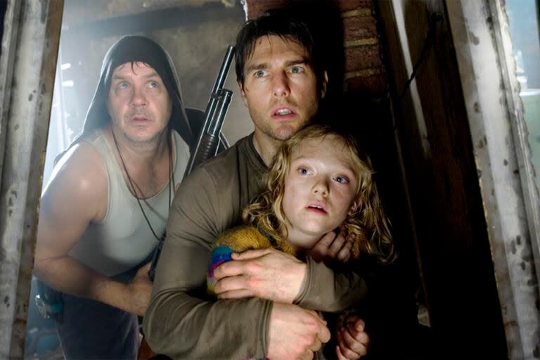 Tim Robbins, Tom Cruise y Dakota Fanning en una escena de La guerra de los mundos