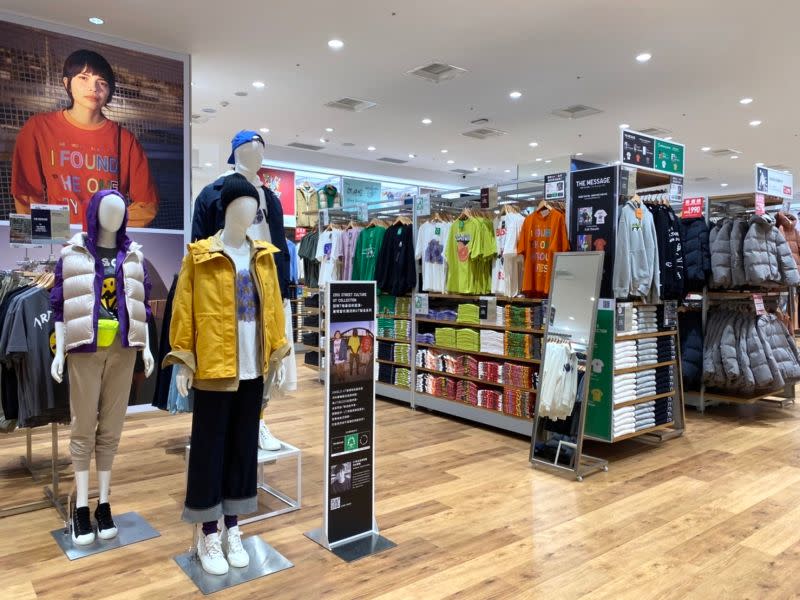 ▲UNIQLO LaLaport台中店內空間開闊，難得一見將男女裝UT完整擺放的豐富專區。（圖／記者蕭涵云攝）