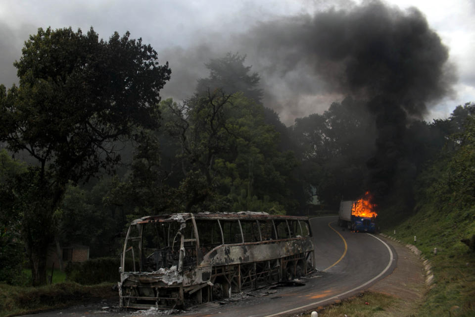 “Nos hemos visto en la necesidad de suspender todas nuestras corridas (viajes) desde Michoacán a los diferentes estados de la República mexicana, así como de estos a Michoacán”, informó vía Twitter la compañía de transporte Primera Plus.