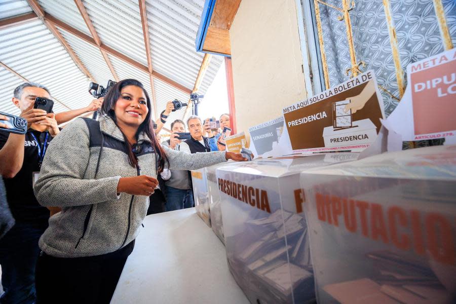 Alcaldesa de Tijuana, Montserrat Caballero acude a votar 