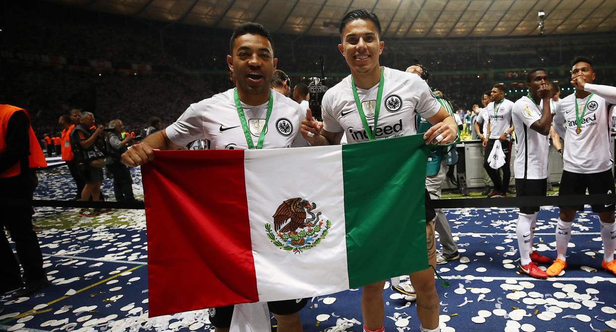 Carlos Salcedo y Marco Fabián. / Foto: Goal