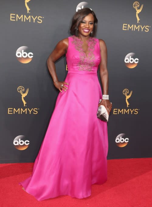 <p>Viola Davis avait les plus beaux cheveux et maquillage de la soirée mais sa robe Marchesa rose vif n'était pas à la hauteur. <i>(Photo : Getty Images)</i></p>