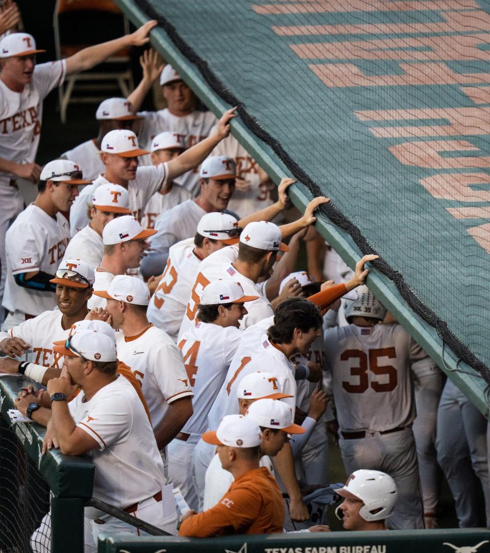 Los jugadores en el banquillo de Texas celebran una carrera anotada por Garret Guillemette, a la derecha, durante el partido contra Oklahoma el 21 de abril. Guillemette, una transferencia de la USC, se ha acomodado en el puesto de receptor titular de los Longhorns.  "Ofensivamente, está bateando con el mejor bate que le he visto en los últimos tres años",”  dijo el lanzador de UT Charlie Hurley, quien también fue transferido de USC.