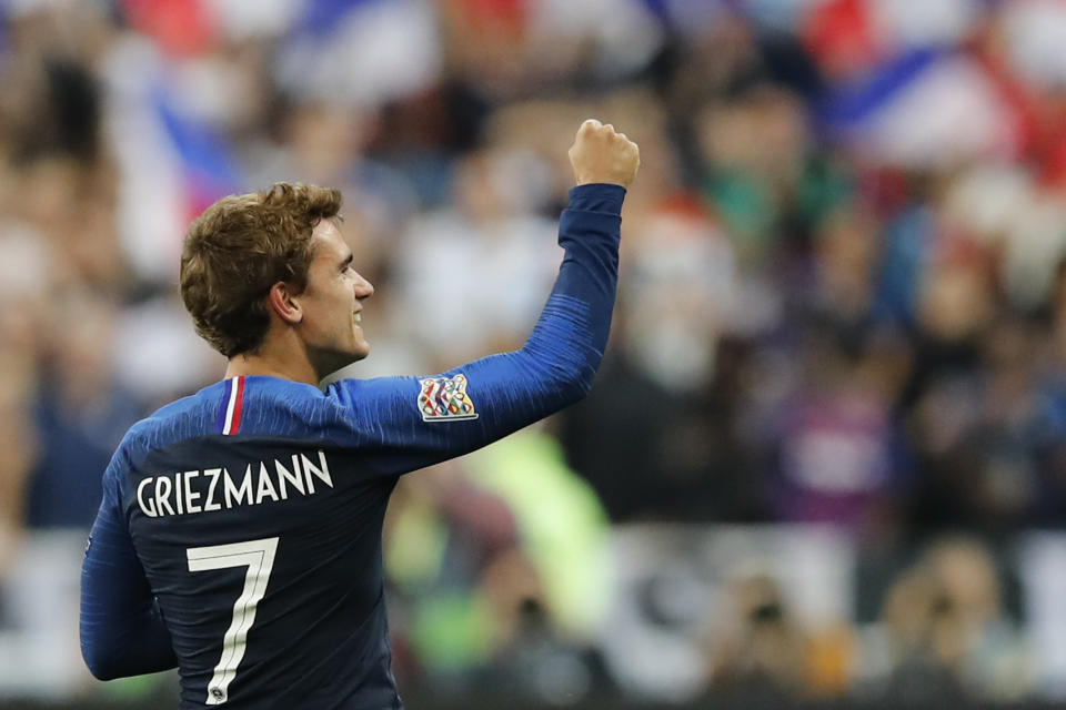 El delantero francés Antoine Griezmann festeja tras marcar de penal el segundo gol en la victoria 2-1 ante Alemania en el partido por la Liga de las Nacione en el Stade de France en Saint Denis, al norte de París, el martes 16 de octubre de 2018. (AP Foto/Christophe Ena)