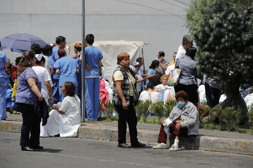 <p>Varias personas reciben asistencia médica médica hoy , martes 19 de septiembre de 2017,en Ciudad de México (México) tras un sismo de magnitud 7,1 en la escala abierta de Richter. EFE/José Méndez </p>