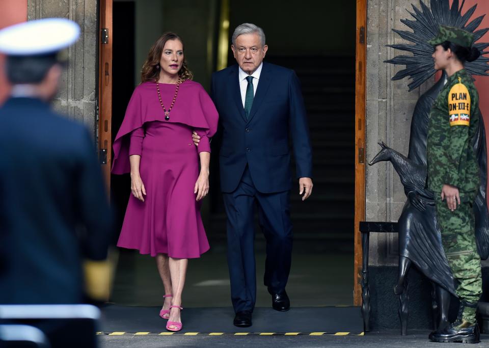 El presidente Andrés Manuel López Obrador y su esposa, Beatriz Gutiérrez | Foto: ALFREDO ESTRELLA/AFP via Getty Images