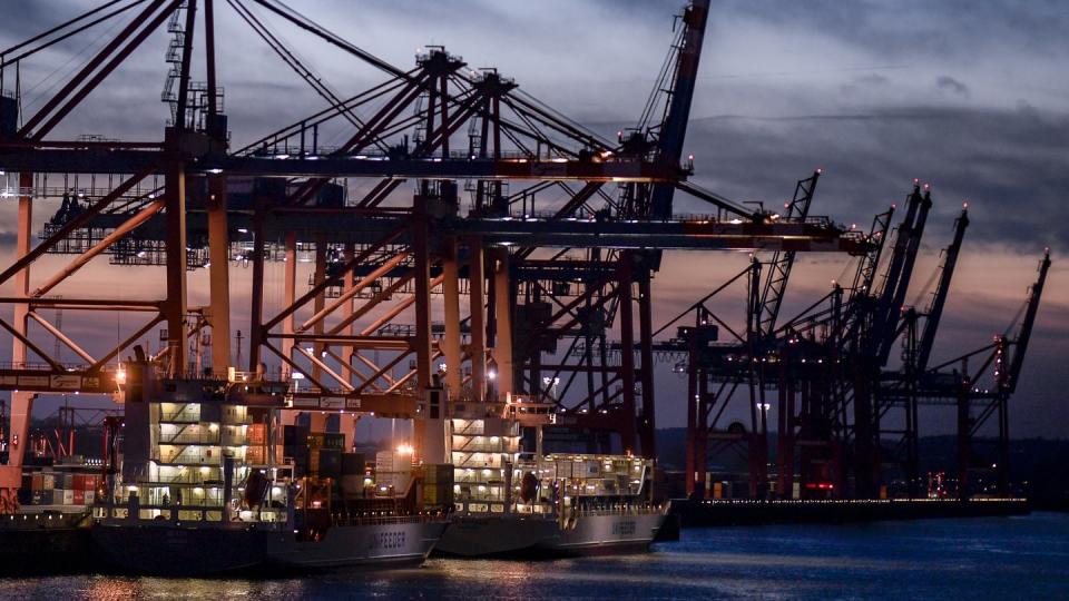 Containerschiffe liegen an den Terminals in Waltershof im Hamburger Hafen.