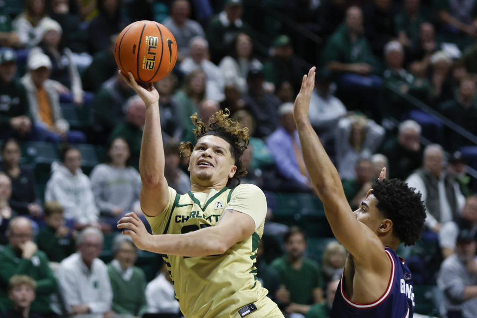 Charlotte guard Lu'Cye Patterson, left, shoots against Florida Atlantic guard Bryan Greenlee, right, during the second half of an NCAA college basketball game in Charlotte, N.C., Saturday, Jan. 6, 2024. (AP Photo/Nell Redmond)