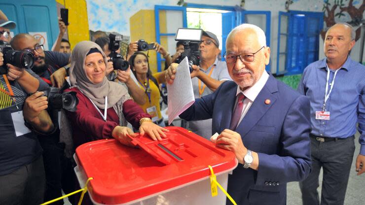 Raschid al-Ghannuschi, Vorsitzender der islamistischen Ennahda-Partei, wirft seinen Stimmzettel in eine Wahlurne. Foto: dpa