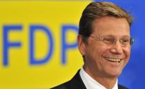 <p>Bei der „Elefantenrunde“ zur Bundestagswahl 2005 hatten FDP-Spitzenkandidat Guido Westerwelle und SPD-Mann Schröder so ihre Differenzen. Irgendwann explodierte Westerwelle geradezu: „Ich bin zwar jünger als Sie, aber nicht blöder“, sagte er zu Schröder. </p>