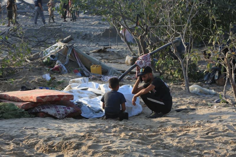 Palestinians inspect their tents after a series of Israeli raids on the tents of the displaced in the Mawasi area of ​​Khan Younis, which resulted in a large number of deaths and injuries in the southern Gaza Strip. Abed Rahim Khatib/dpa