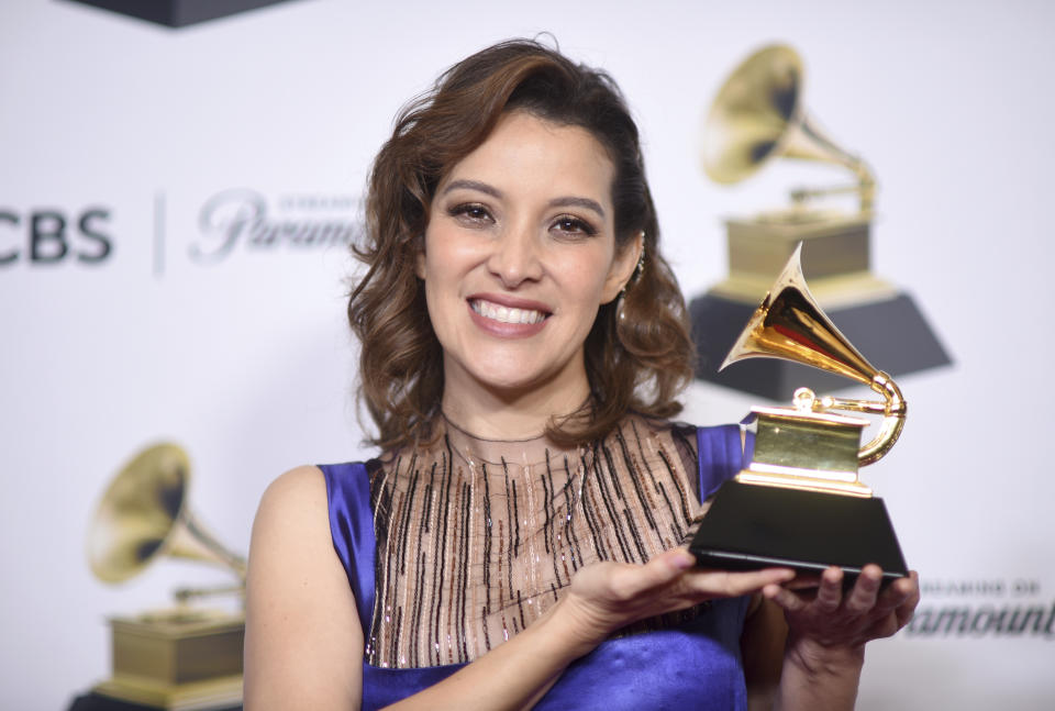 Gaby Moreno posa en la sala de prensa con el premio a mejor álbum de pop latino por "X Mi (Vol. 1)" en la 66a entrega anual de los Grammy el domingo 4 de febrero de 2024, en Los Ángeles. (Foto Richard Shotwell/Invision/AP)