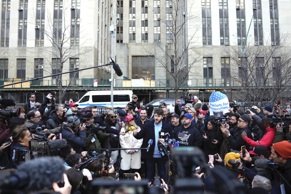 Gavin Wax, presidente del Club de Jóvenes Republicanos de Nueva York, pronuncia un discurso durante un mitin en apoyo al expresidente Donald Trump frente al edificio del tribunal penal de Nueva York, el lunes 20 de marzo de 2023. (AP Foto/Bryan Woolston)