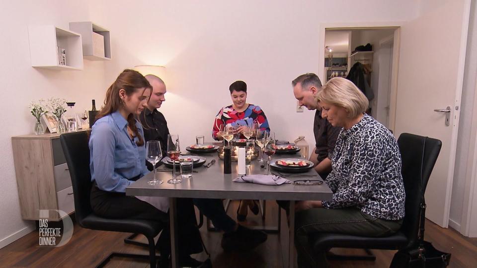 Der erste Gang der Woche steht auf dem Tisch: Rote-Bete-Mousse mit Pumpernickel-Crunch, geräucherter Forelle und Meerrettich-Luft. Von links: Lisa, Paul, Vicky, Jens und Ute.
 (Bild: RTL)