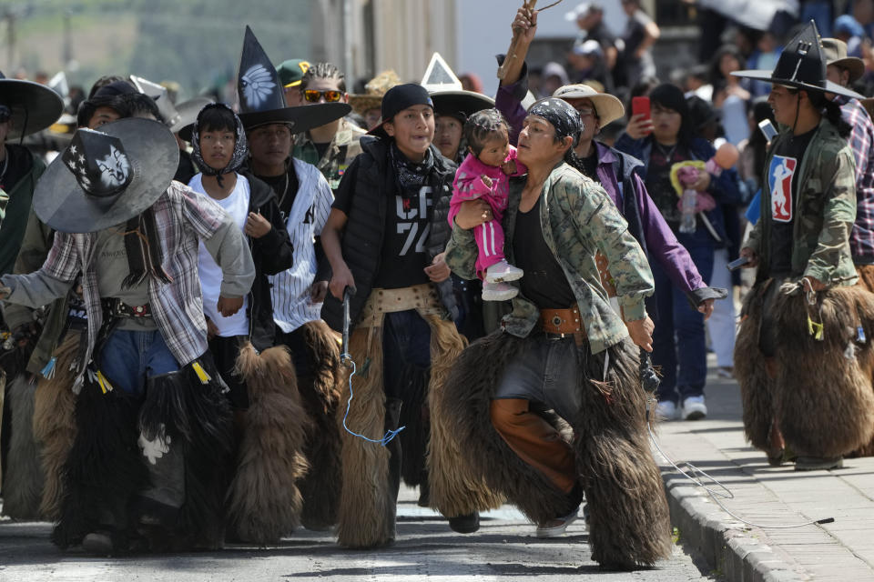 Varias personas bailan en honor al dios indígena inca del Sol con la esperanza de recibir buenas cosechas durante el Inti Raymi, el el Festival del Sol, en una plaza en Cotacachi, Ecuador, el lunes 24 de junio de 2024. (AP Foto/Dolores Ochoa)