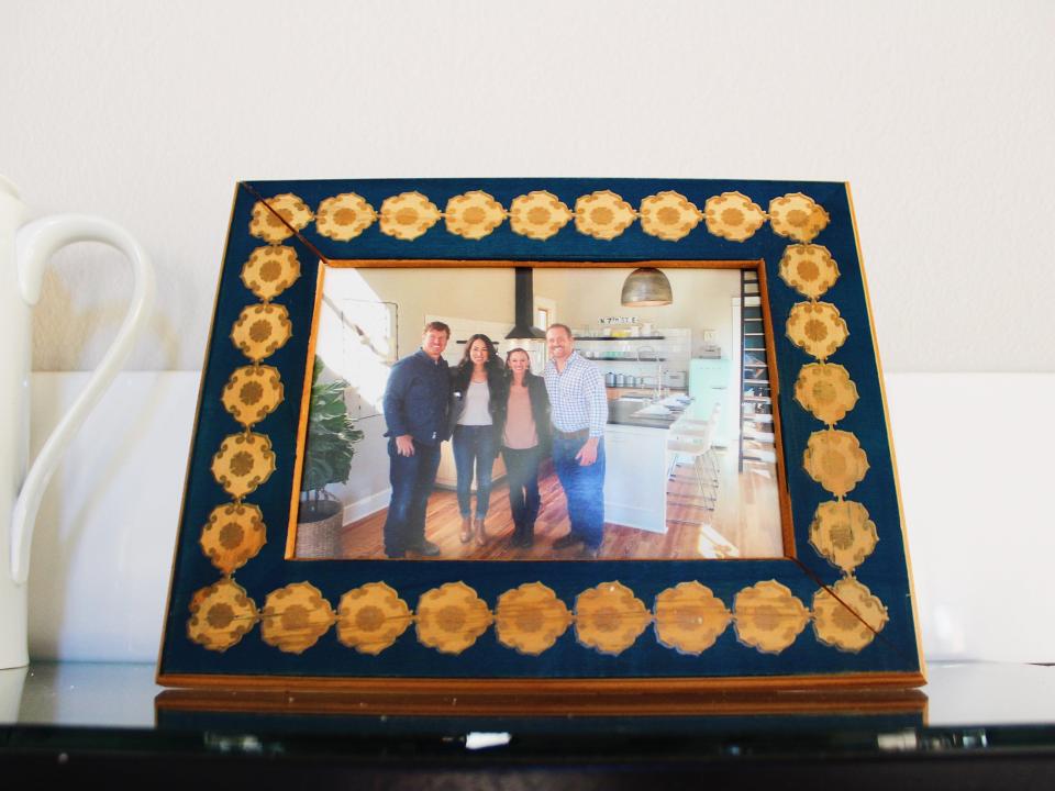 fixer upper shotgun house framed photo of cameron and jessie with chip and joanna gaines