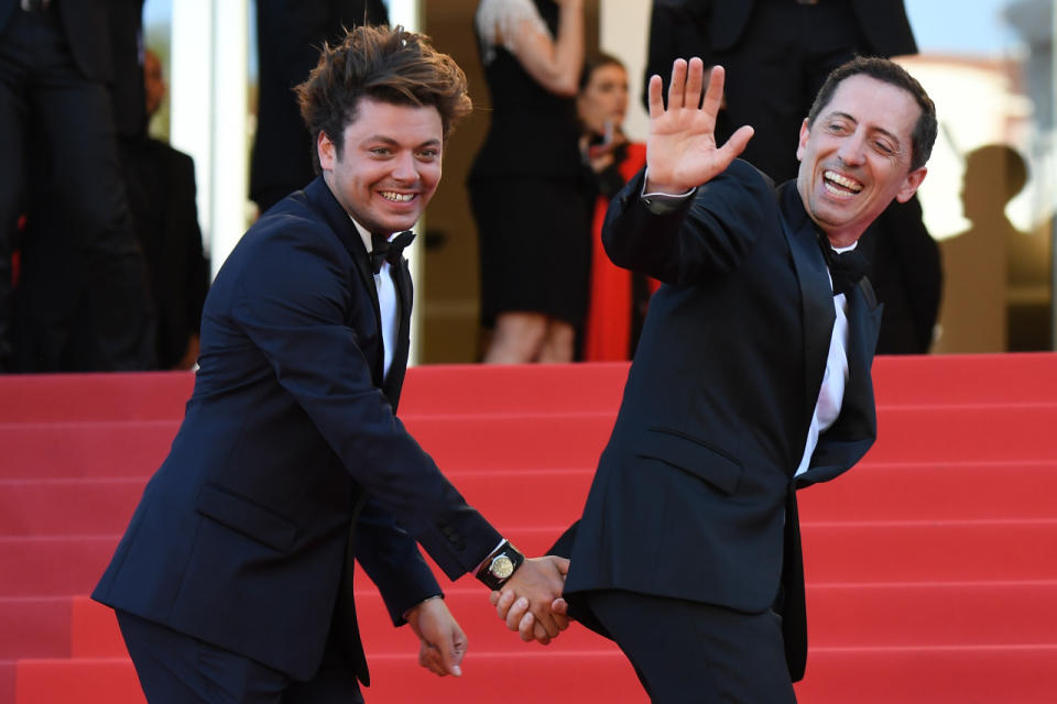 Les humoristes et acteurs Gad Elmaleh et Kev Adams font le show sur le tapis rouge avant la projection de “Elle”. Crédit : ANNE-CHRISTINE POUJOULAT