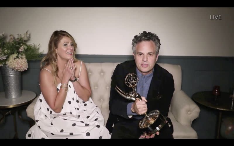 Mark Ruffalo und seine Frau Sunshine sahen sich die Emmys von zu Hause aus an. Foto: Getty Images.