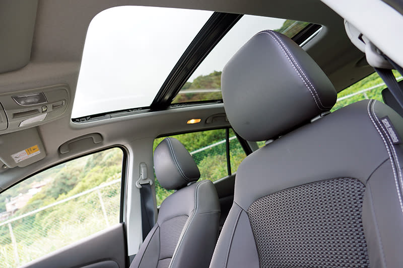 大面積的天窗在開啟後可增加車內地明亮感。