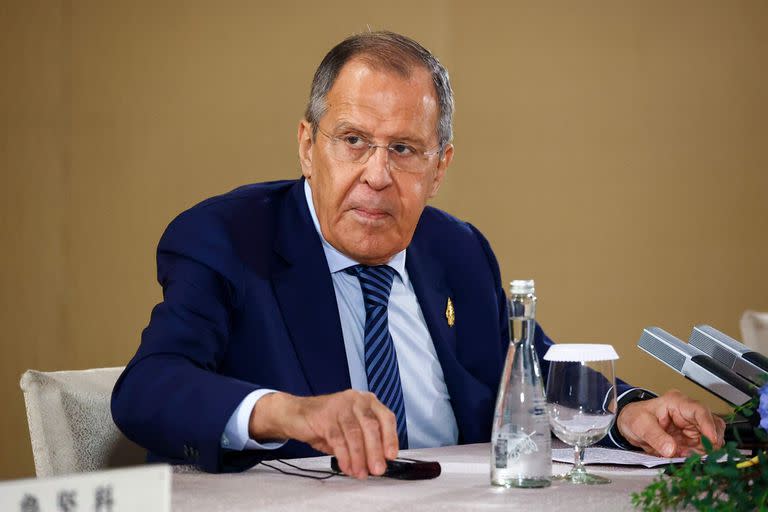 El ministro de Asuntos Exteriores de Rusia, Sergei Lavrov, asistiendo a una reunión con su homólogo chino al margen de la cumbre de líderes del G-20 en Nusa Dua, en la isla turística indonesia de Bali. 