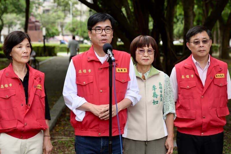 颱風海葵逐步進逼台灣，高雄市2日下午被劃入警戒 範圍，市長陳其邁（左2）指出，颱風警報已發布，任何入山、在海邊禁止停留區域戲水等民眾，抓到都會直接開罰，提醒民眾為安全考量切勿冒險。（圖／高雄市政府提供）