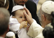 <p>Papst Franziskus streicht während seiner wöchentlich stattfindenden Generalaudienz im Vatikan einem Baby über den Kopf, das als kleiner Papst gekleidet ist. (Bild: AP Photo/Alessandra Tarantino) </p>