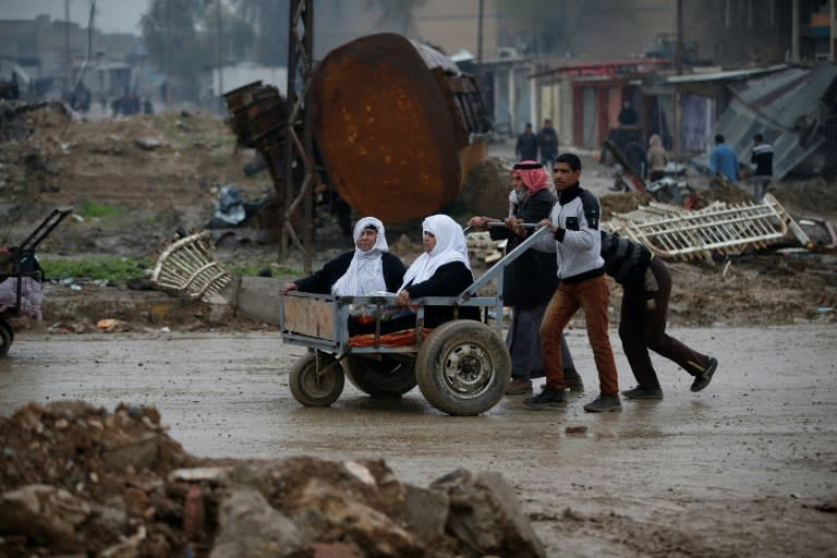 Civilians flee Mosul as Iraqi forces advance in their operation to retake the city from the Islamic State group on March 23, 2017