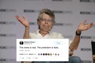 <p>Stephen King hat schon viel gegen Donald Trump getwittert, doch mit diesem Sinnspruch zur andauernden Fake-News-Debatte landete er einen echten Viralhit: "Die Nachrichten sind real. Der Präsident ist fake!" Der Tweet erntete schnell über 300.000 Likes und wurde knapp 100.000 Mal geteilt. Darunter liefern sich die User hitzige Debatten über Dichtung und Wahrheit… (Bild: AP Photo/Mark Lennihan/Twitter/Stephen King) </p>