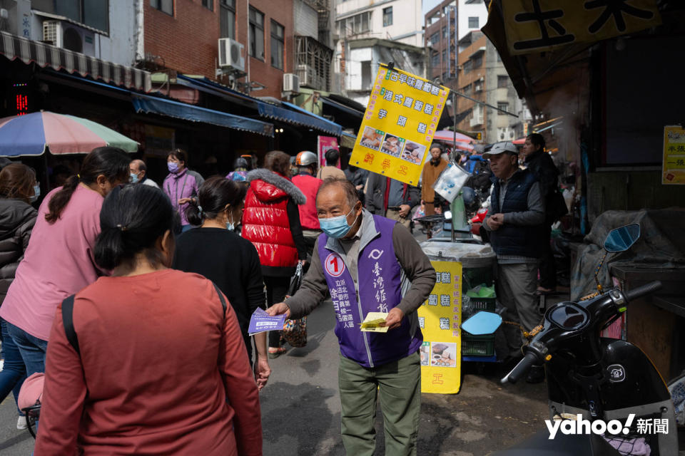 徐百弟在台灣知名度欠奉，唯有頻頻落區打「肉搏戰」，投票前9日他在淡水區中山市場外宣傳。
