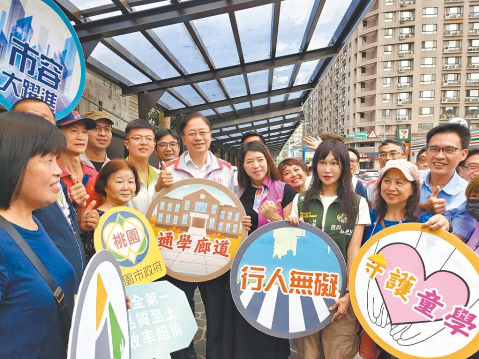 桃園市大業國小改善通學廊道，桃園市長張善政（前排右五）20日稱讚，工程經費不多，但有極大的效益。（賴佑維攝）