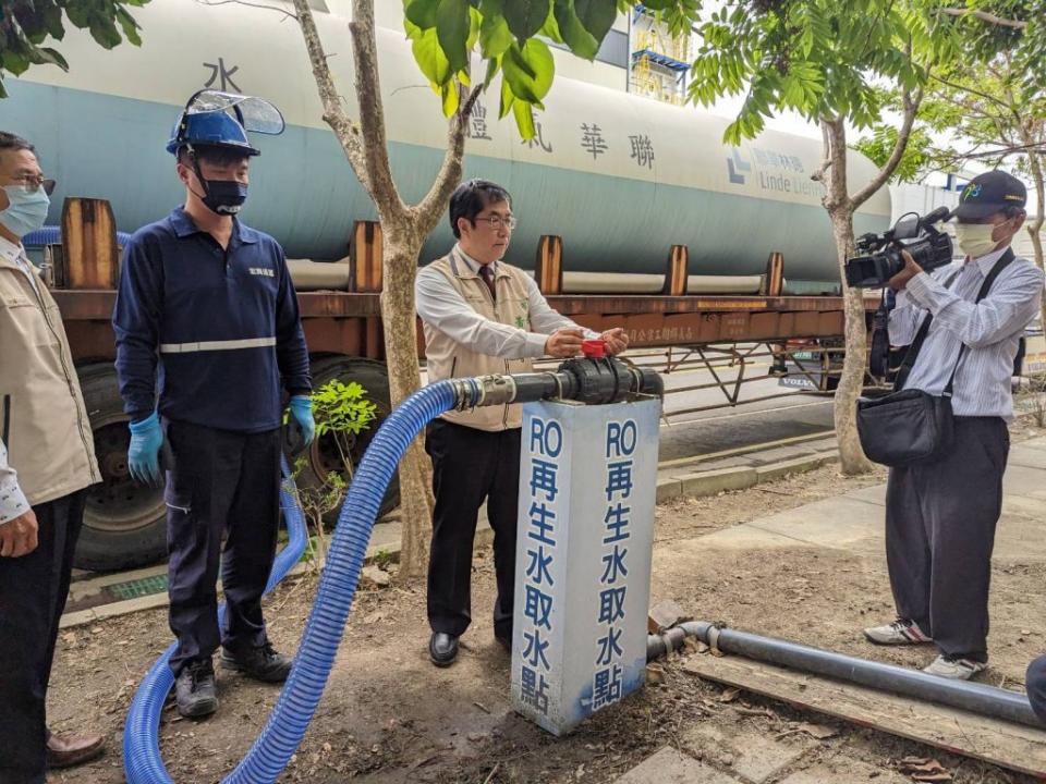 市長黃偉哲到樹谷園區視察移動式ＲＯ設備供水情況。 （記者張淑娟攝）